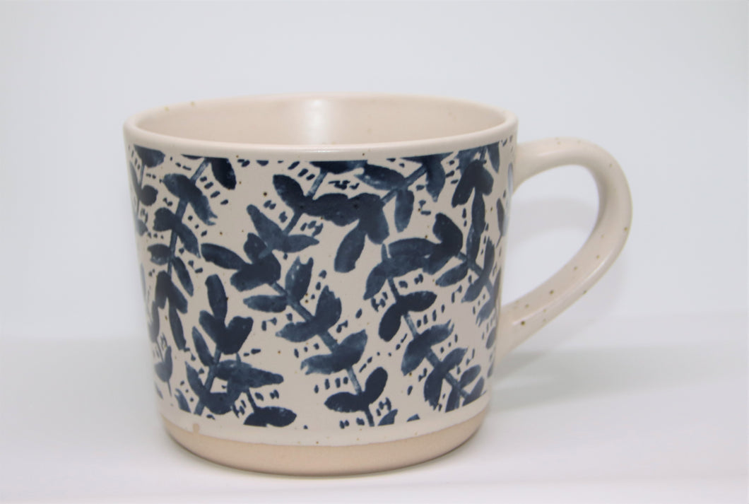 Tasse en céramique bleue et blanche